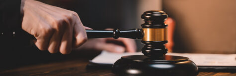 Hand hält Gerichtshammer