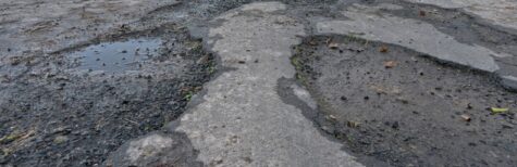 Wann verpflichtet ein Schlagloch in der Straße zum Ersatz des Schadens?