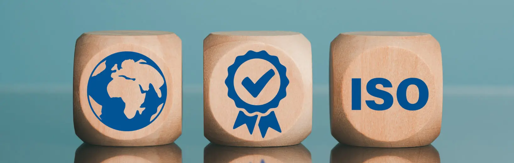 DIN EN ISO 9001/A1 offiziell veröffentlicht Die Symbole auf den drei Würfeln sollen den Inhalt von Amendment 1 zur ISO 9001 symbolisieren. Zu sehen ist auf dem linken Würfel die Erdkugel, in der Mitte ein Haken in einem Zertifikat und rechts der Schriftzug ISO.