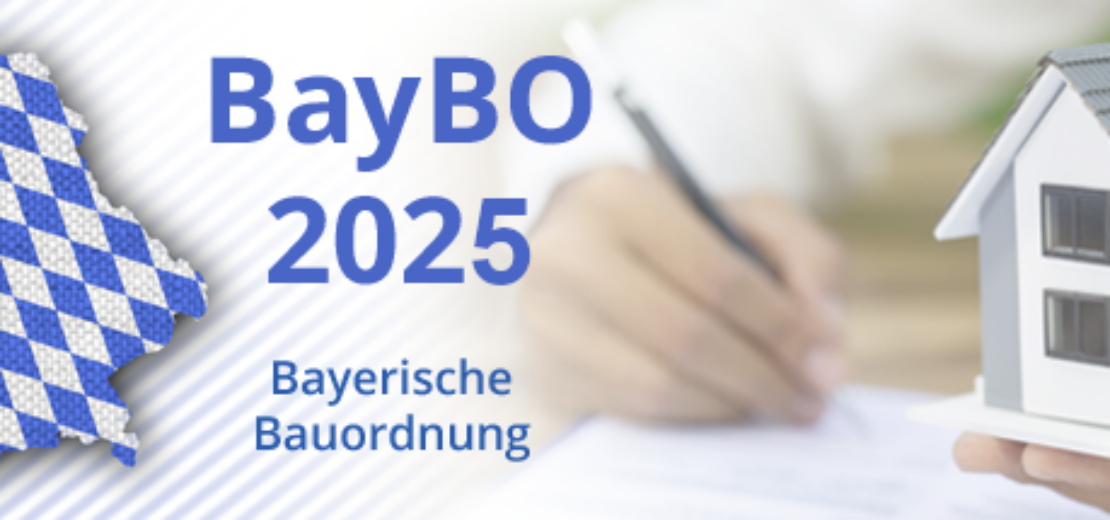Eine Illustration zeigt eine karierte Karte von Bayern und ein kleines Hausmodell, das von einer Person gehalten wird, die schreibt. Der Text „BayBO 2025 Bayerische Bauordnung“ sticht vor einem Hintergrund unscharfer Architekturdokumente hervor, die auf die Landesbauordnung 2025 verweisen.