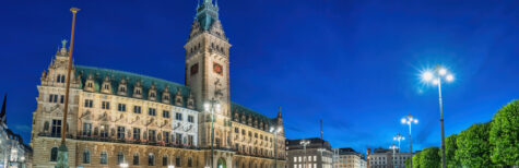 Rathaus in Hamburg am Abend