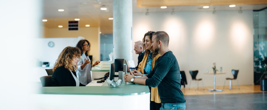 Schleichender Blackout der öffentlichen Verwaltung Ehepaar lässt sich am Bürgerservice der Stadt beraten