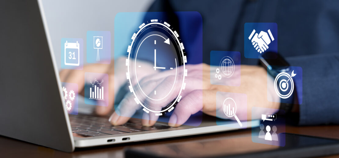 Eine digitale Uhr ist oberhalb eines Laptops abgebildet, flankiert von unterschiedliche Symbolen wie z.B. ein Kalenderblatt, eine Zielscheibe und einem Balkendiagramm