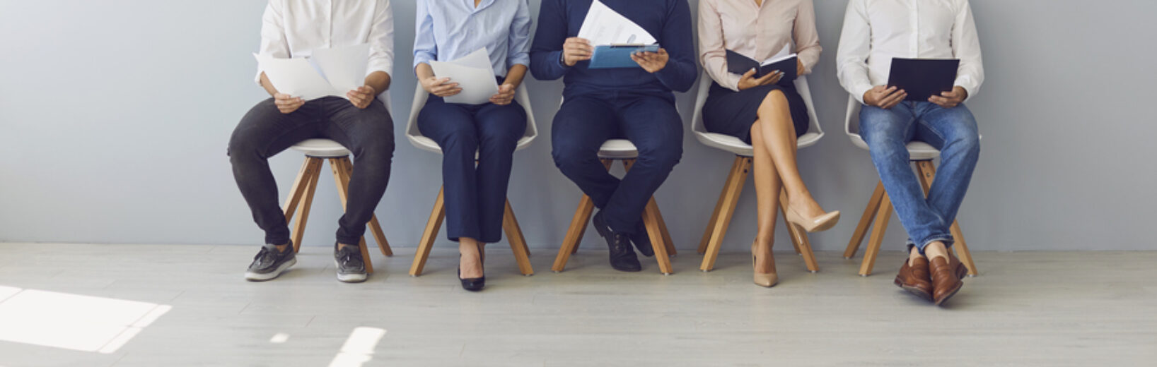 Modernisierung der Arbeitsverwaltung durch Digitalisierung und Bürokratieabbau Frauen und Männer sitzen und warten auf ihr Bewerbungsgespräch