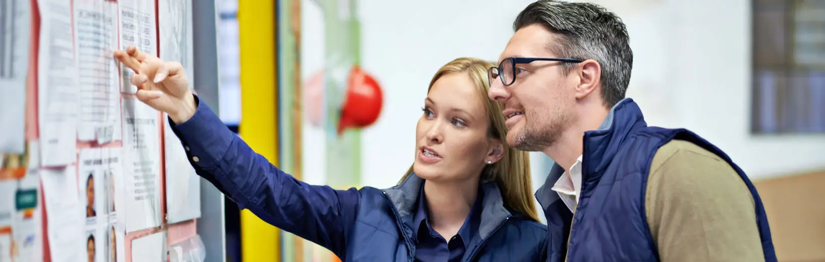 Zwei Menschen bei der Besprechung, um eine Gefährdungsbeurteilung zu erstellen.