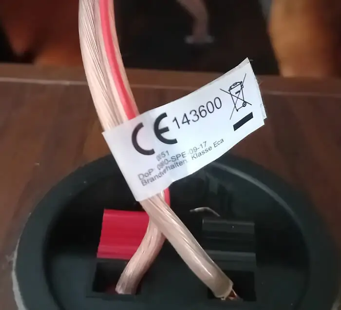 CE-Kennzeichen angebracht auf einem Aufkleber am Kabel