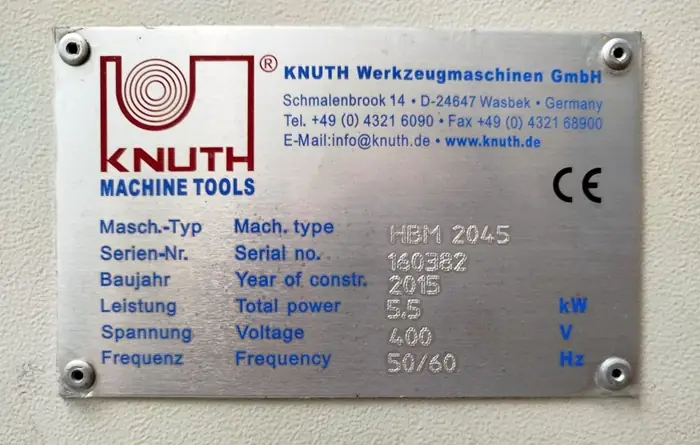 Das Bild zeigt ein Typenschild einer Maschine, auf dem neben den Angaben zur Maschine selbst auch das CE-Kennzeichen angebracht ist.