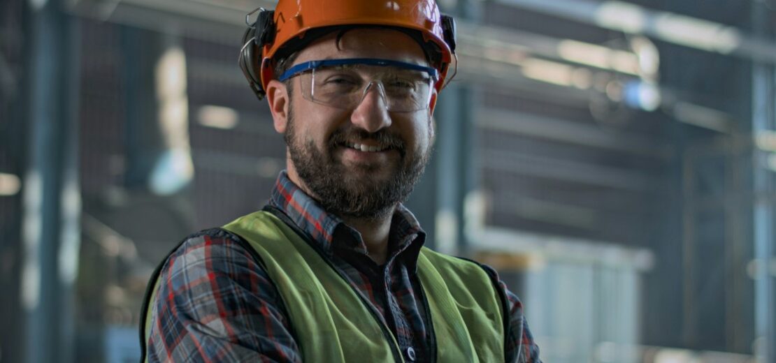 Eine Elektrofachkraft setzt sich für die Elektrosicherheit im Untenehmen ein.