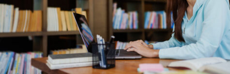 Dozentin in ihrem Arbeitszimmer, Ansicht ohne Kopf