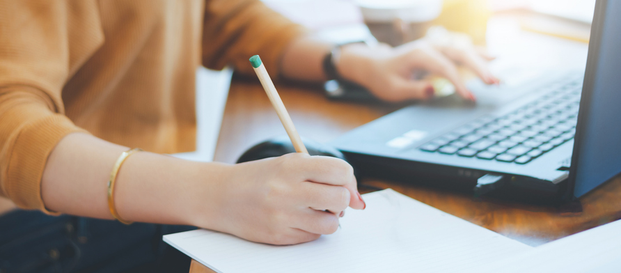 Mehr Weiterbildungsbeteiligung in Deutschland Hand mit Stift macht Notizen auf einem Blatt Termin