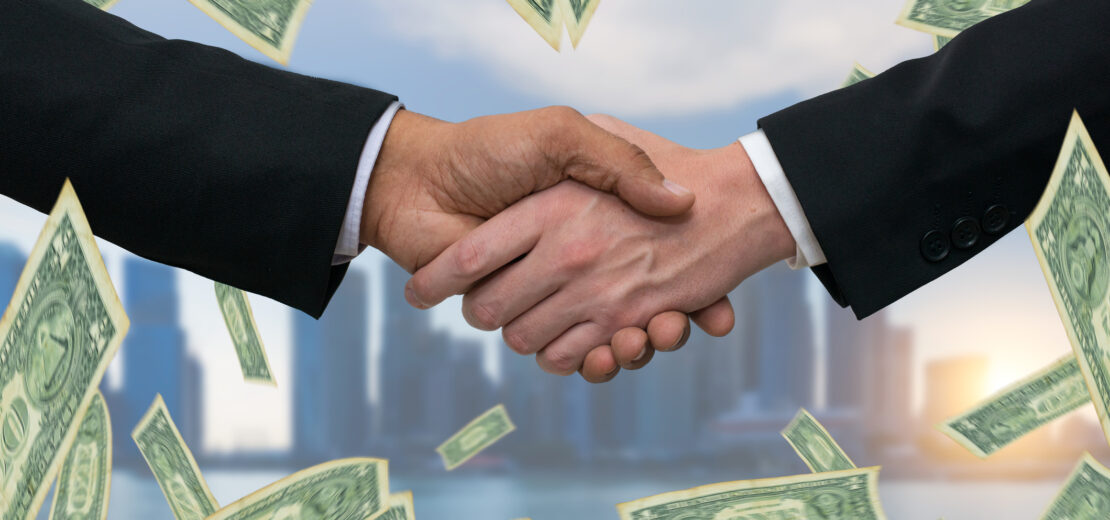 Händeschütteln und umherfliegendes Geld
