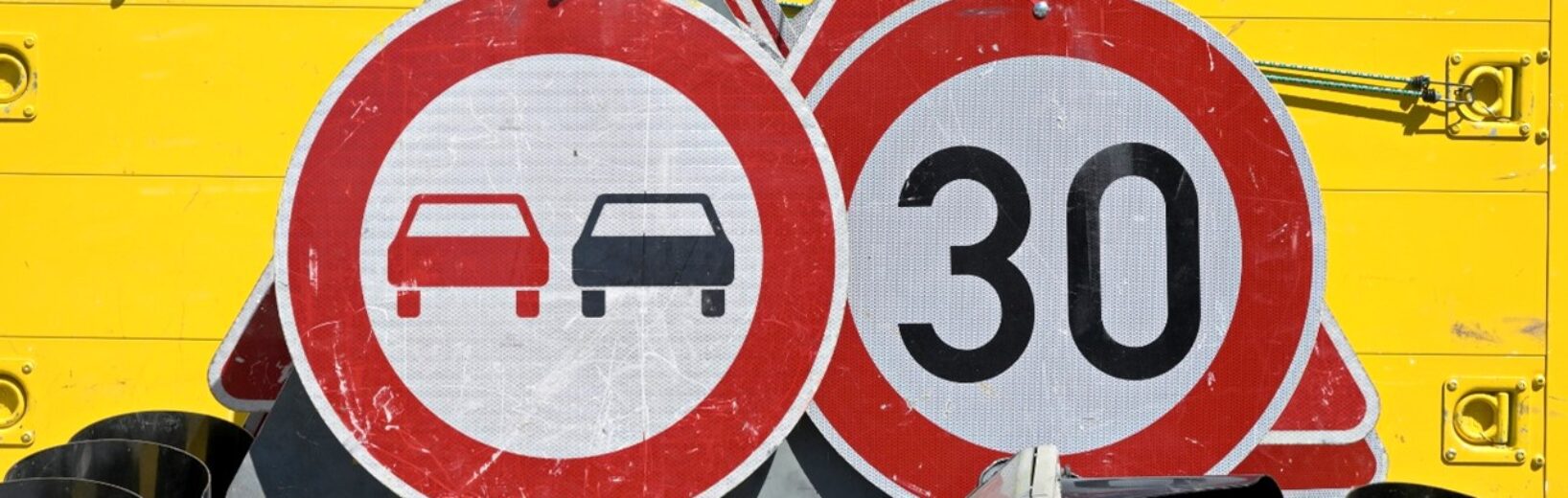 Kann ein Anwohner ohne Kfz ein Verkehrszeichen anfechten?
