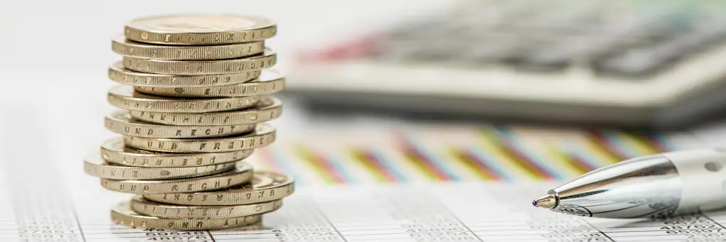 Größte kommunale Finanzkrise seit 1945 Stapel Euromünzen, Kugelschreiber und Taschenrechner