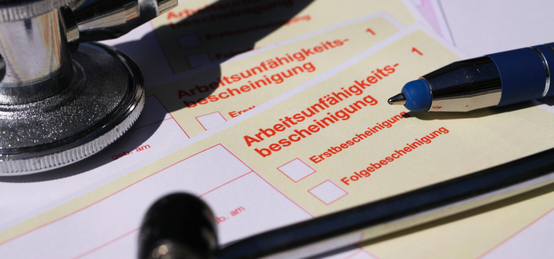 Arbeitsunfähigkeits-Bescheinigung, Stift & Stethoskop