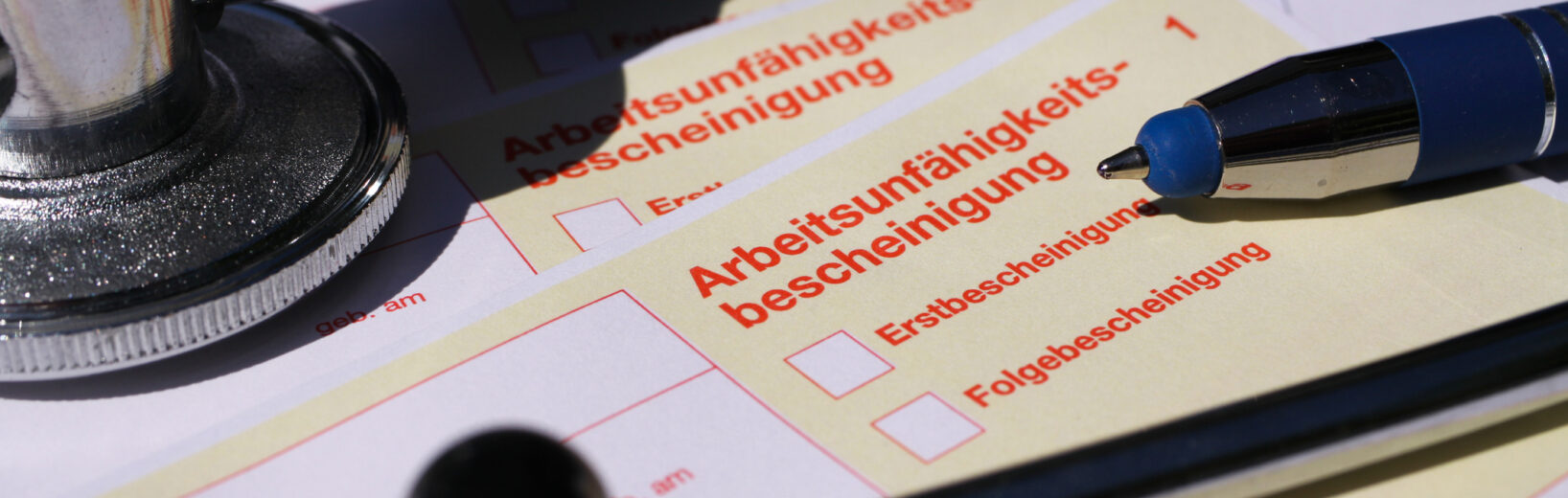 Arbeitsunfähigkeits-Bescheinigung, Stift & Stethoskop