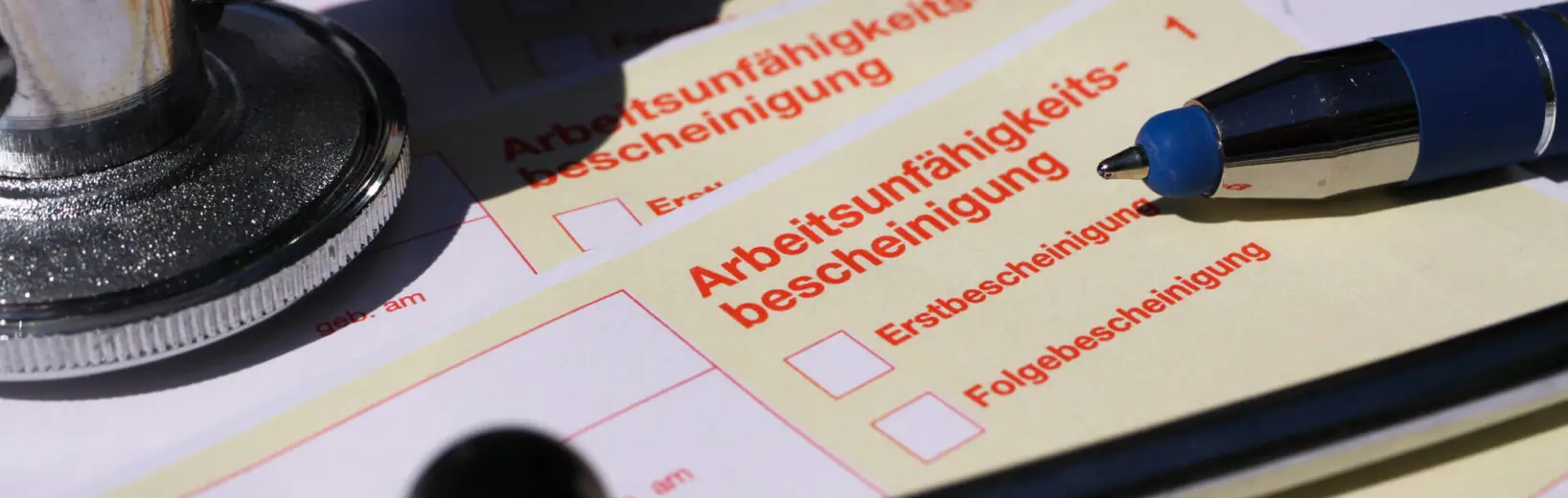Arbeitsunfähigkeits-Bescheinigung, Stift & Stethoskop