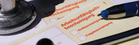 Arbeitsunfähigkeits-Bescheinigung, Stift & Stethoskop