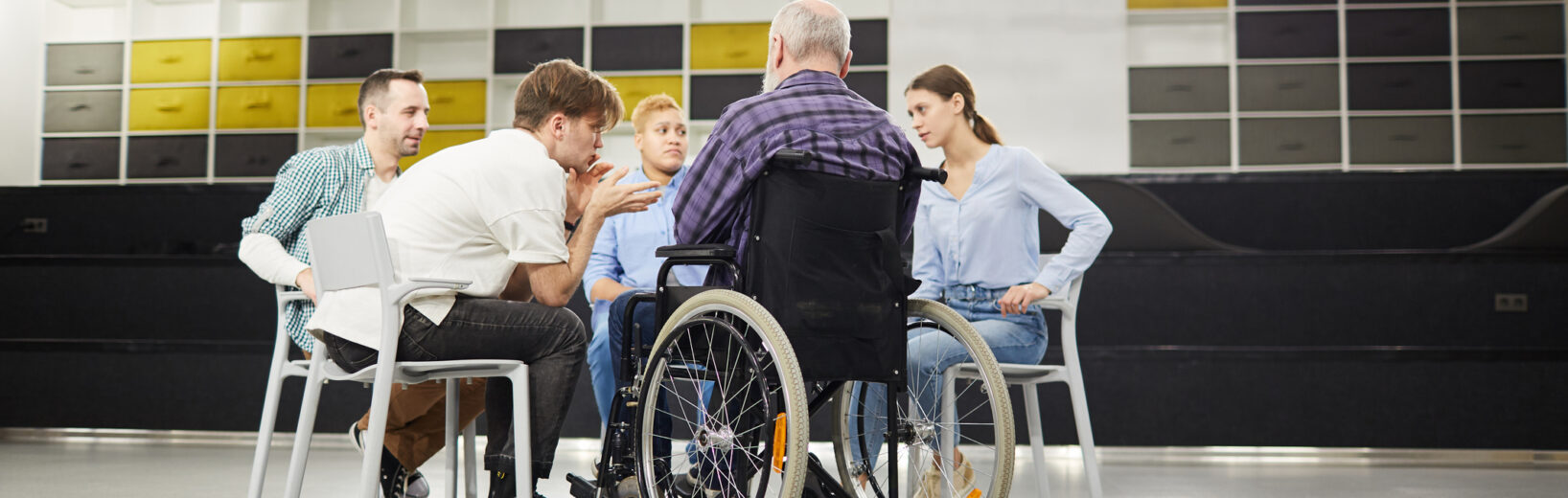 Datenschutz bei der Einladung zur Schwerbehindertenversammlung Mann im Rollstuhl sitzt mit anderen Personen im Stuhlkreis