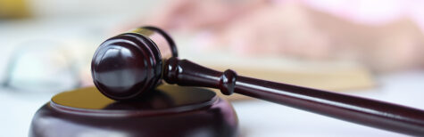 Richterhammer liegt auf einen Tisch