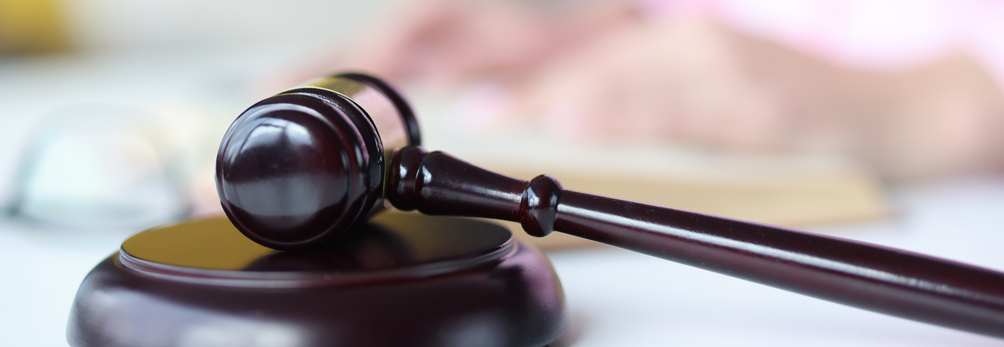 „Staatsdiener“ auch im privaten Umfeld Richterhammer liegt auf einen Tisch