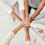 Hände halten sich und versprechen so Solidarität