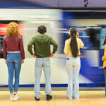 Junge Menschen warten auf eine Bahn