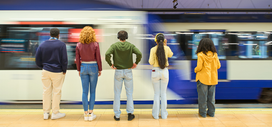 Ein leistungsfähiger, klimafreundlicher ÖPNV erfordert verlässliche Finanzierung Junge Menschen warten auf eine Bahn