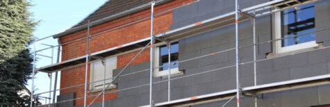 Alte Hausfassade mit Gerüst erhält Wärmedämmung