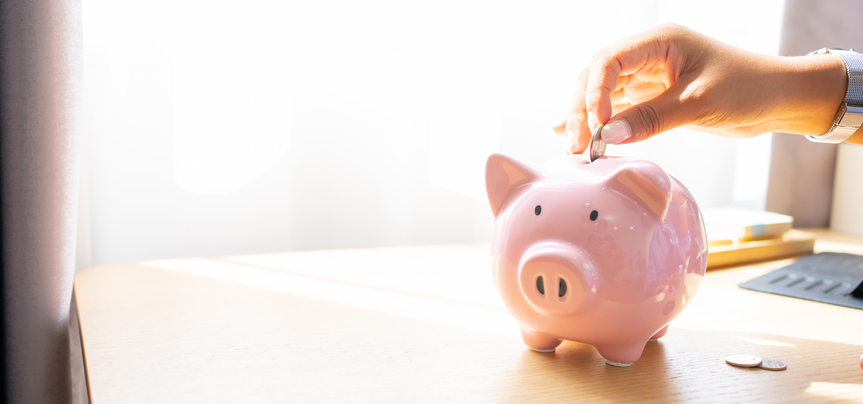 Bundeskabinett beschließt Zweites Betriebsrentenstärkungsgesetz Sparschwein wird von einer Hand gefüttert und kriegt eine Münze