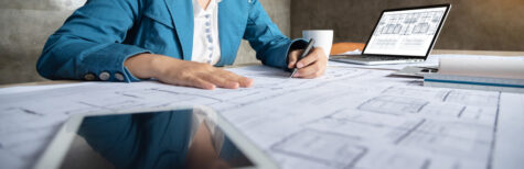 Architektin arbeitet an Plänen