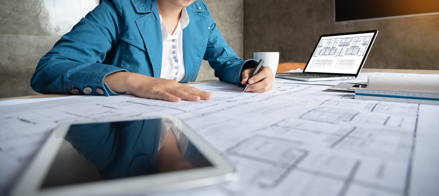 Architektin arbeitet an Plänen