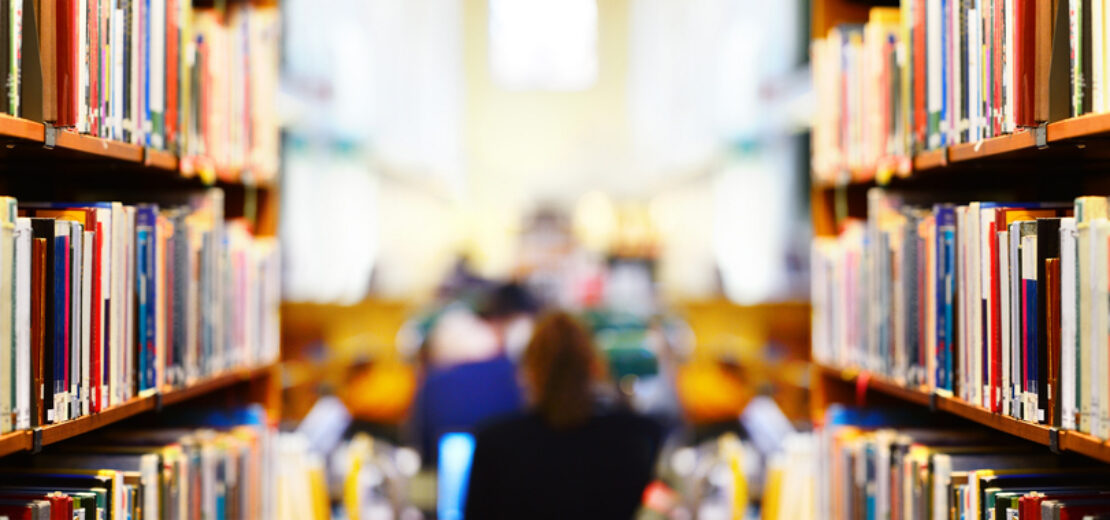 Bücherei mit Bücherregalen