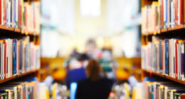 Bücherei mit Bücherregalen