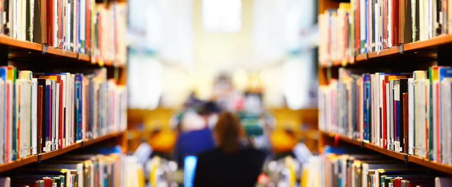 Bücherei mit Bücherregalen