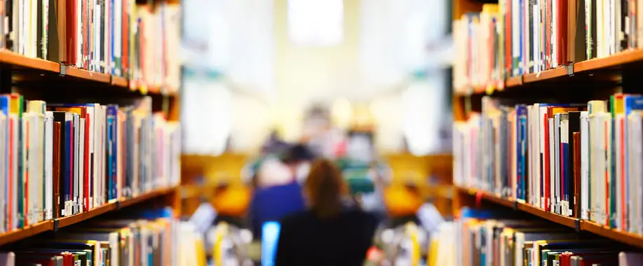 Breites Bündnis setzt auf Freiheit, Offenheit und Kreativität Bücherei mit Bücherregalen