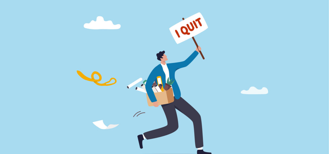 Arbeitnehmer hat seine Sachen in der Firma gepackt und hält ein Schild "I quit" hoch