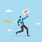 Arbeitnehmer hat seine Sachen in der Firma gepackt und hält ein Schild "I quit" hoch