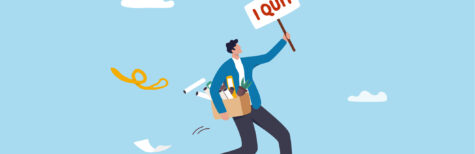 Arbeitnehmer hat seine Sachen in der Firma gepackt und hält ein Schild "I quit" hoch