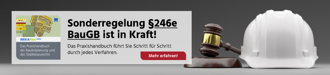 Banner mit deutschem Text über die Umsetzung des BauTurbo §246e, der einen Richterhammer, einen weißen Bauhelm und eine das Produkt "Praxishandbuch der Bauleitplanung und des Städtebaurechts" zeigt. Auf einem roten Button steht "Mehr erfahren!" (Erfahren Sie mehr!).