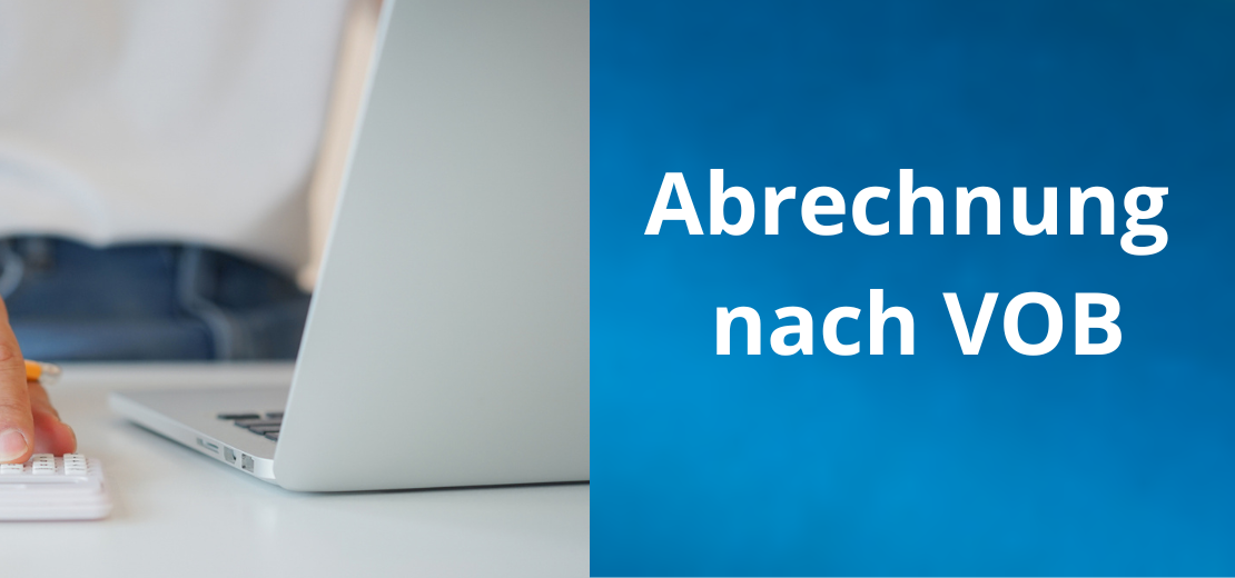 Eine Person, die in der Baubranche tätig ist, benutzt einen Taschenrechner an einem Schreibtisch mit einem Laptop und einem kleinen Modellhaus, das den Vorgang der Abrechnung nach VOB verdeutlicht; der Text Abrechnung nach VOB erscheint auf blauem Hintergrund.