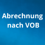 Eine Person, die in der Baubranche tätig ist, benutzt einen Taschenrechner an einem Schreibtisch mit einem Laptop und einem kleinen Modellhaus, das den Vorgang der Abrechnung nach VOB verdeutlicht; der Text Abrechnung nach VOB erscheint auf blauem Hintergrund.