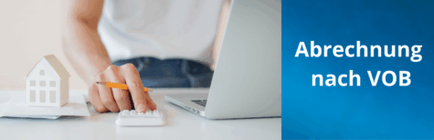 Eine Person, die in der Baubranche tätig ist, benutzt einen Taschenrechner an einem Schreibtisch mit einem Laptop und einem kleinen Modellhaus, das den Vorgang der Abrechnung nach VOB verdeutlicht; der Text Abrechnung nach VOB erscheint auf blauem Hintergrund.