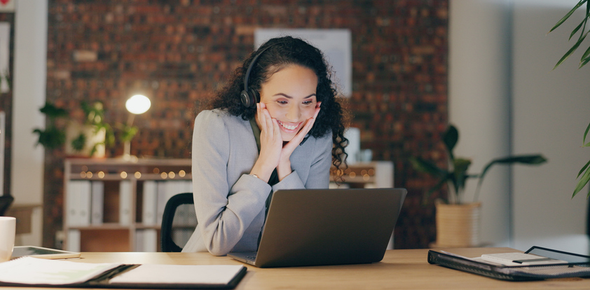 Online-Meetings professionell gestalten Frau im Homeoffice hat Online-Meeting und sitzt mit Headset vor dem Laptop