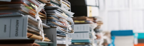 Aktenordnerstapel in Großaufnahme