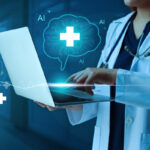 Arzt mit Laptop arbeitet mit Hilfe von KI