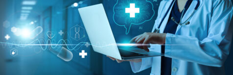 Arzt mit Laptop arbeitet mit Hilfe von KI