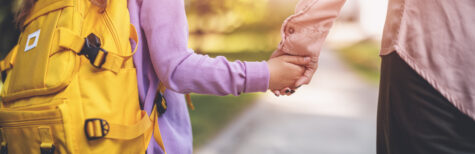 Schulkind hält Hand der Mutter, Nahaufnahme