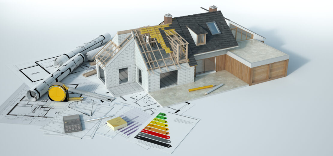 Ein teilweise gebautes Hausmodell befindet sich über Bauplänen, Energieeffizienz-Tabellen mit Bezug auf Relevanz GEG, einem Taschenrechner und Messwerkzeugen, die die Planungs- und Bauphasen des Wohnungsbaus sowie die Berechnung nach DIN 18599 veranschaulichen