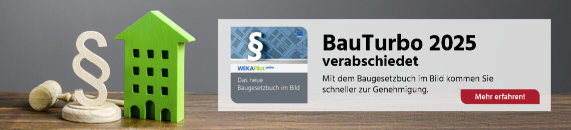 Ein grünes Holzhaus, ein Paragraphenzeichen und ein Rechtssprechungs-Hammer stehen auf dem Tisch. Daneben steht die Headline: "BauTurbo 2025 verabscchiedet. Mit dem WEKA-Produkt Baugesetzbuch im Bild kommen Sie schneller zur Genehmigung." Der Call-to-Action-Button schreibt: "Mehr erfahren!"