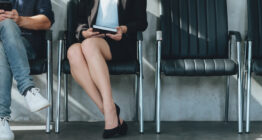 Wartende in Wartezimmer